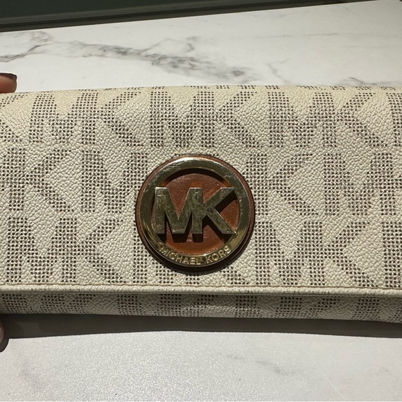Michael Kors Wallet - Picture 3 of 11